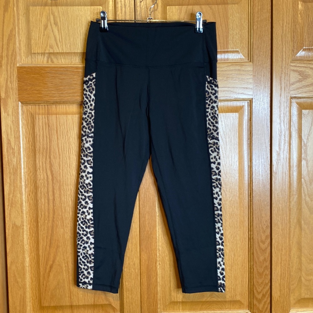 Zyia 3/4 length leggings with side pockets and cheetah print detail size 12